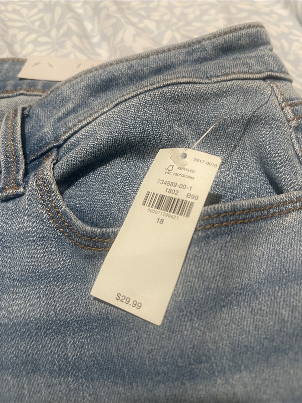 Old Navy Women’s Light Wash  High rise straight Jeans - Picture 2 of 7